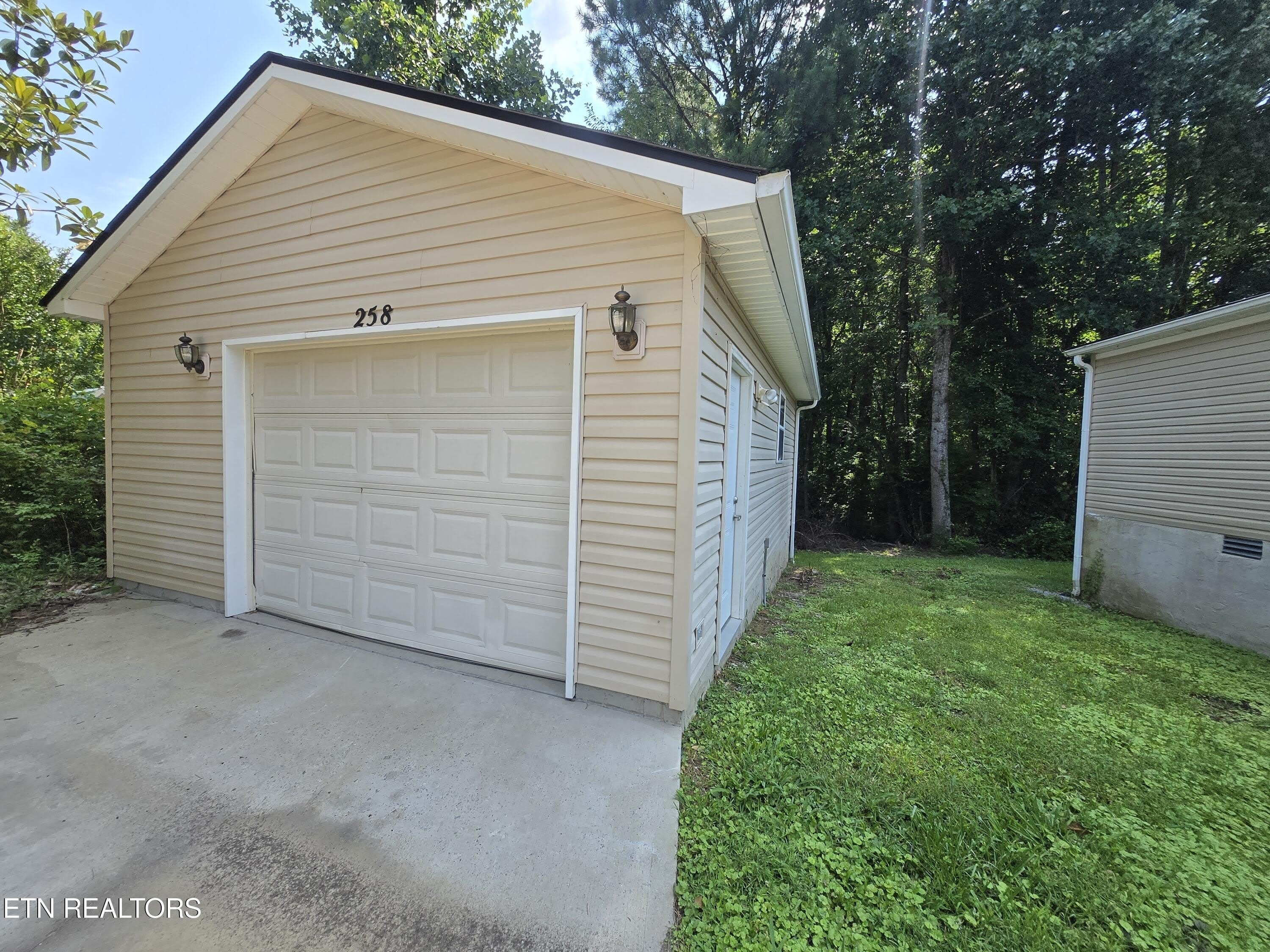 258 Dartmoor Drive – photo 2