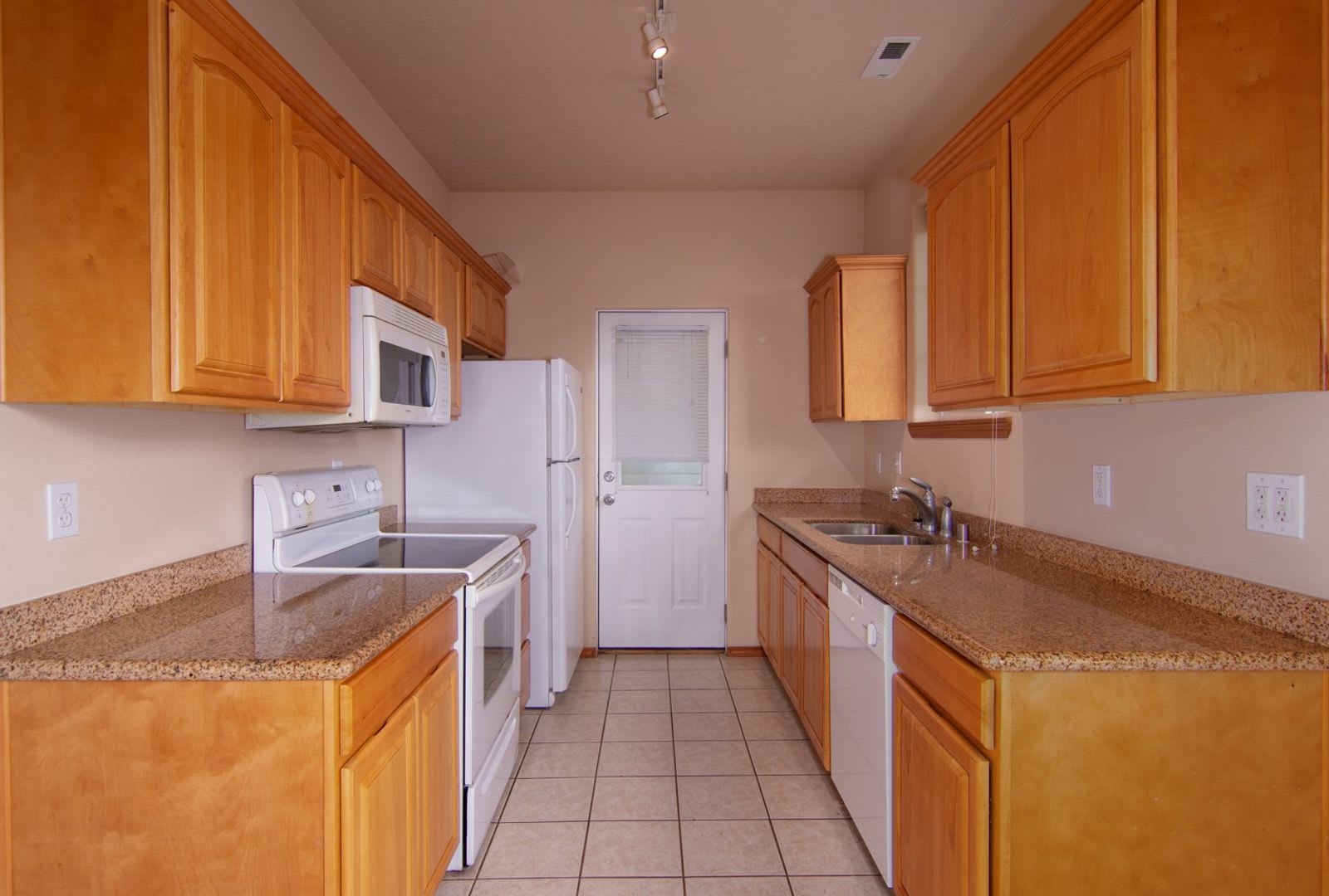 August Availability Nicely Updated 3 Bedroom 2 5 Bath With Large Living Dining Area And Attached Garage – photo 4