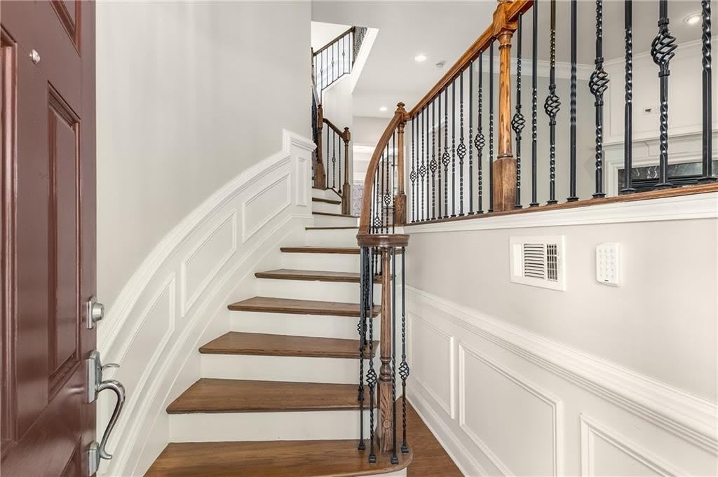 1035 E Paces Lane NE – photo 2