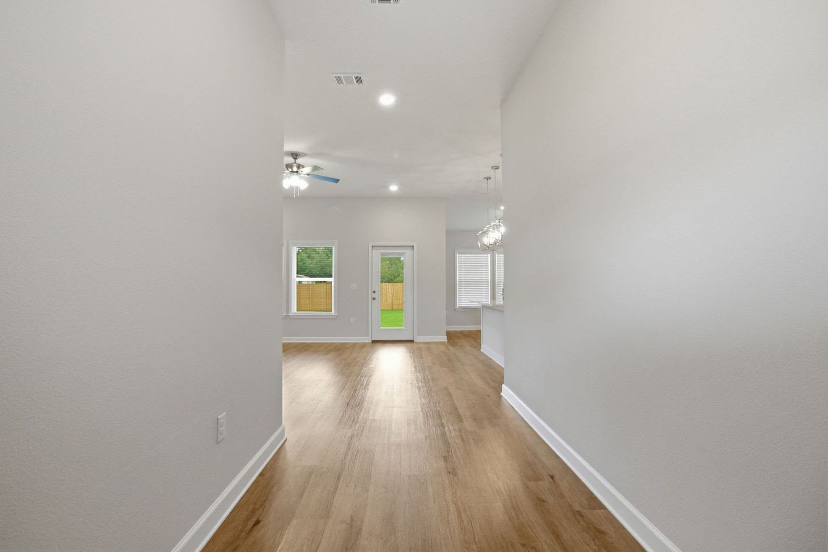 New 4 Bedroom in CRESTVIEW!! – photo 4