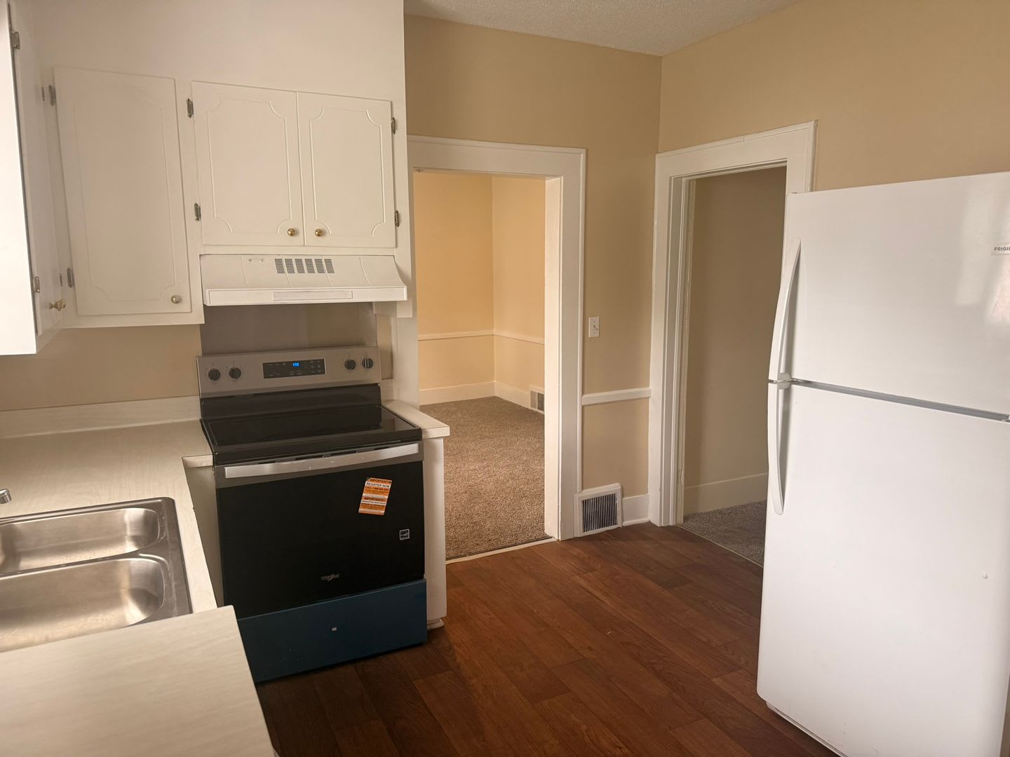 3- bedroom 2 bathroom HEATHWOOD AREA!! – photo 2