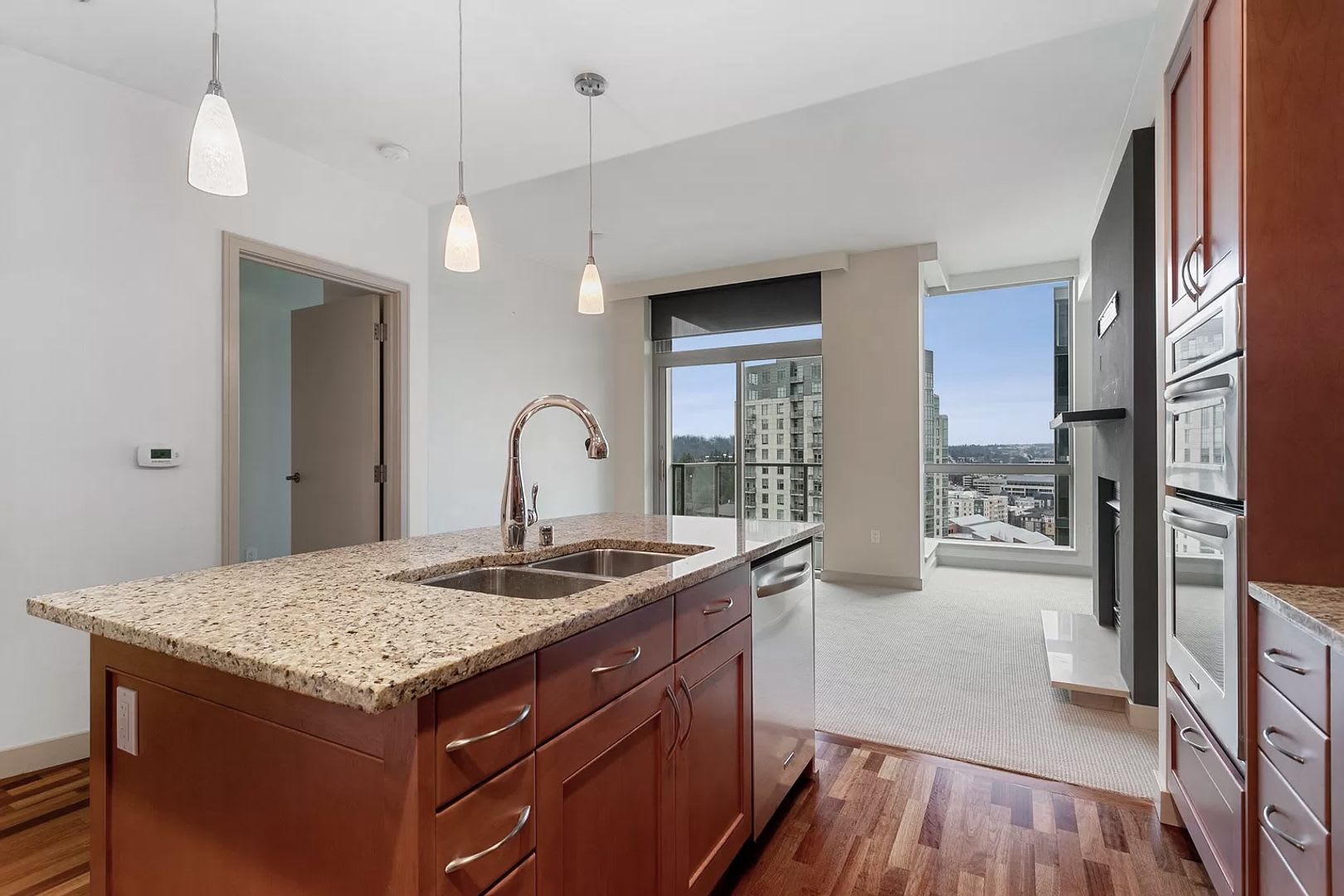 Gorgeous 1 Bed 1.5 Bath Condo in Washington Square for Rent – photo 3
