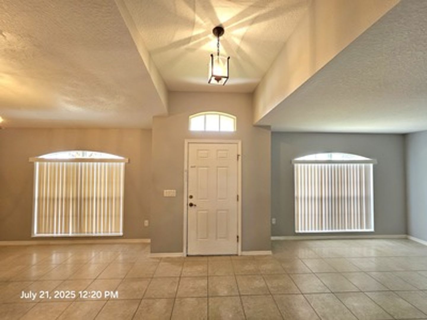 Welcome to your new home! This spacious 3-bedroom, 2-bathroom single-family home – photo 2