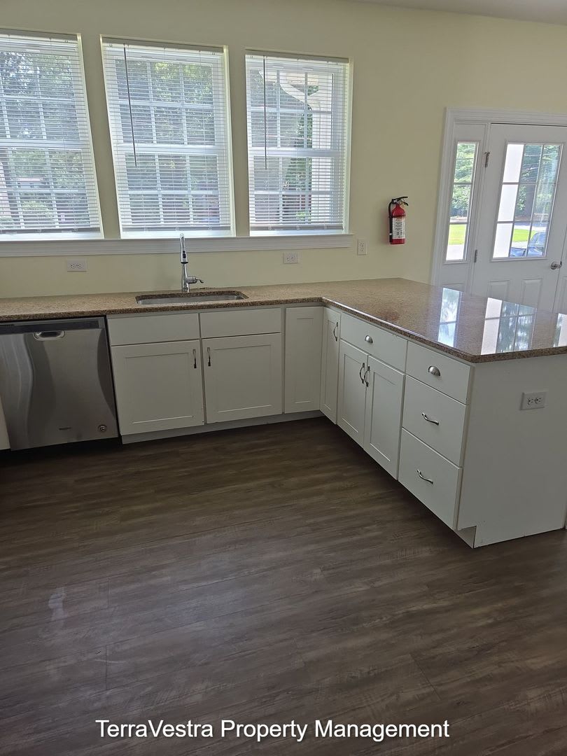 Now Showing for 2026-2027 school year 6/1 move in 10 Bedroom 4.5 Bath College rental – photo 3