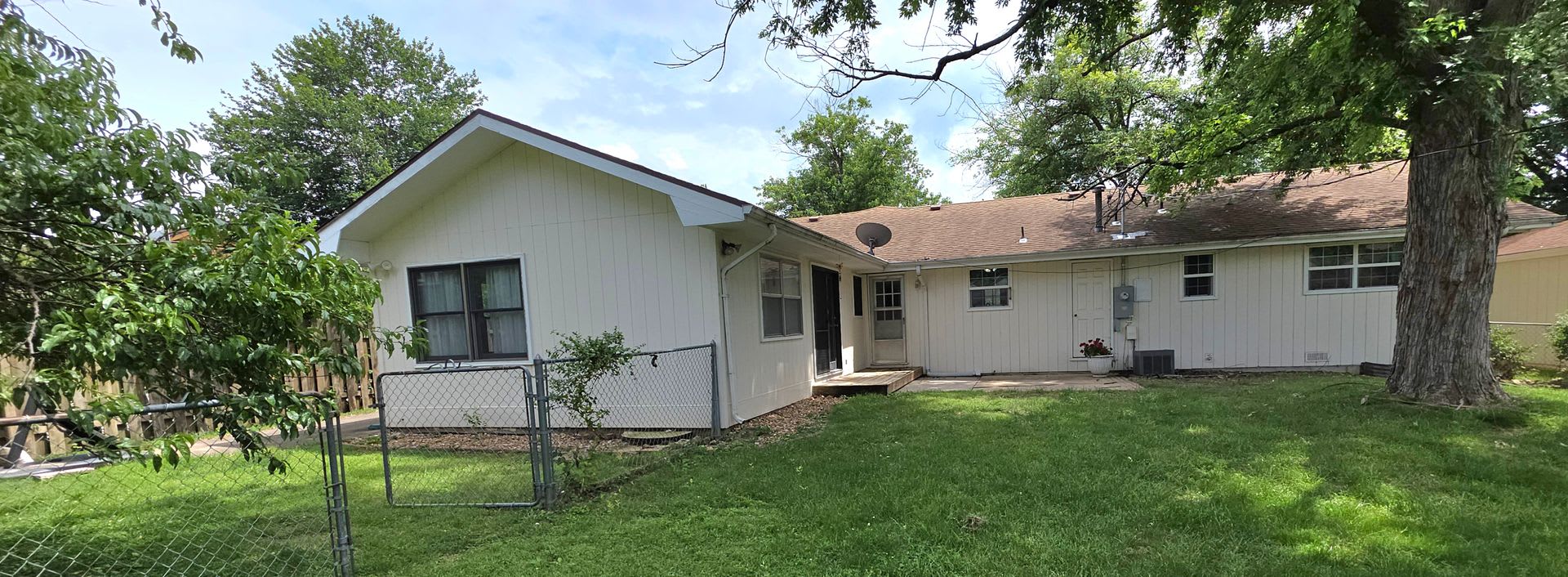 3 Bedrooms! 2 Living areas! close to Mall! $1695 – photo 2