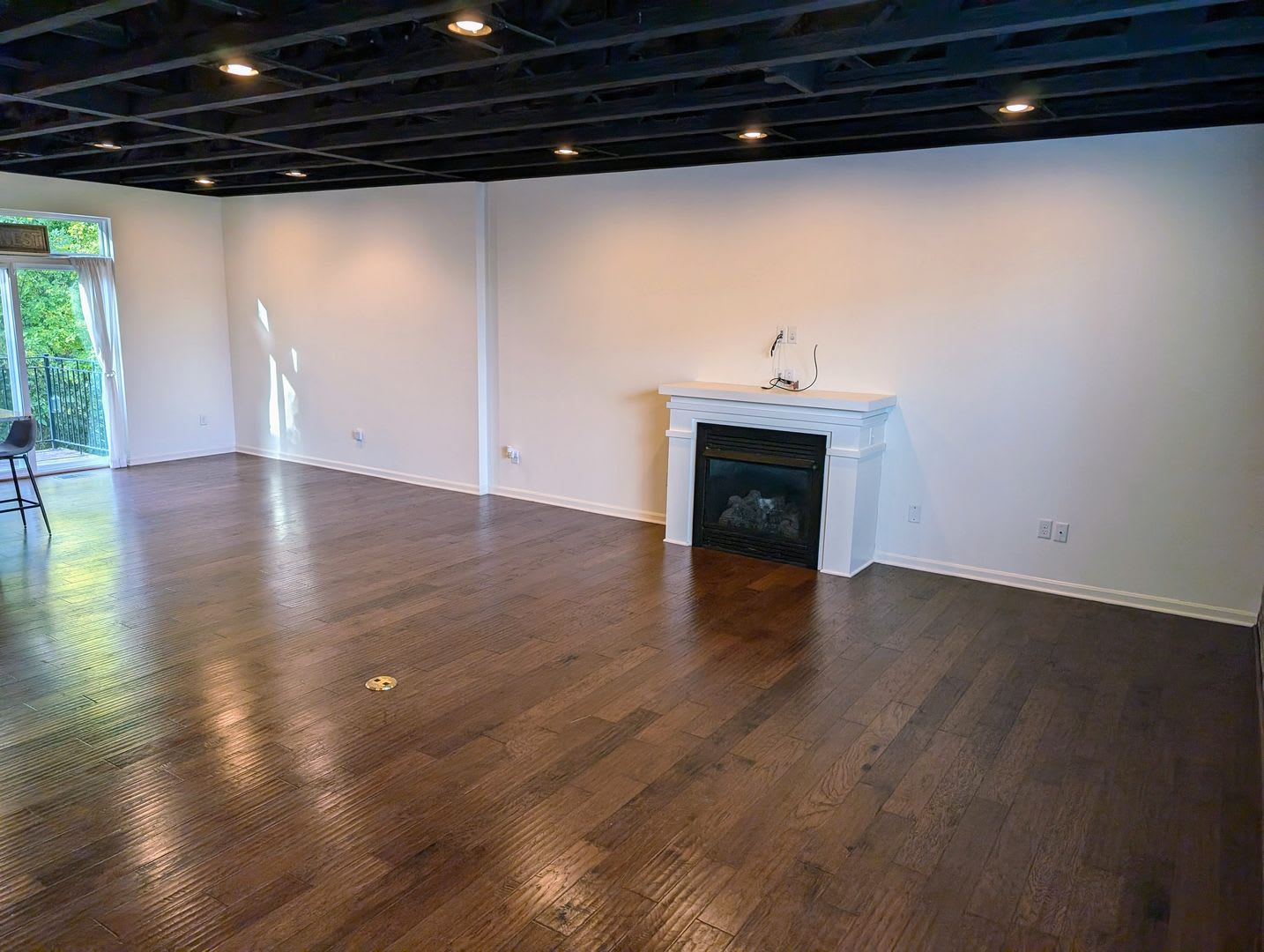 AVAILABLE NOW! Luxurious and Modern 3-4 Bedroom / 3.5 Bath Townhome in the Twin Lakes Community! – photo 4