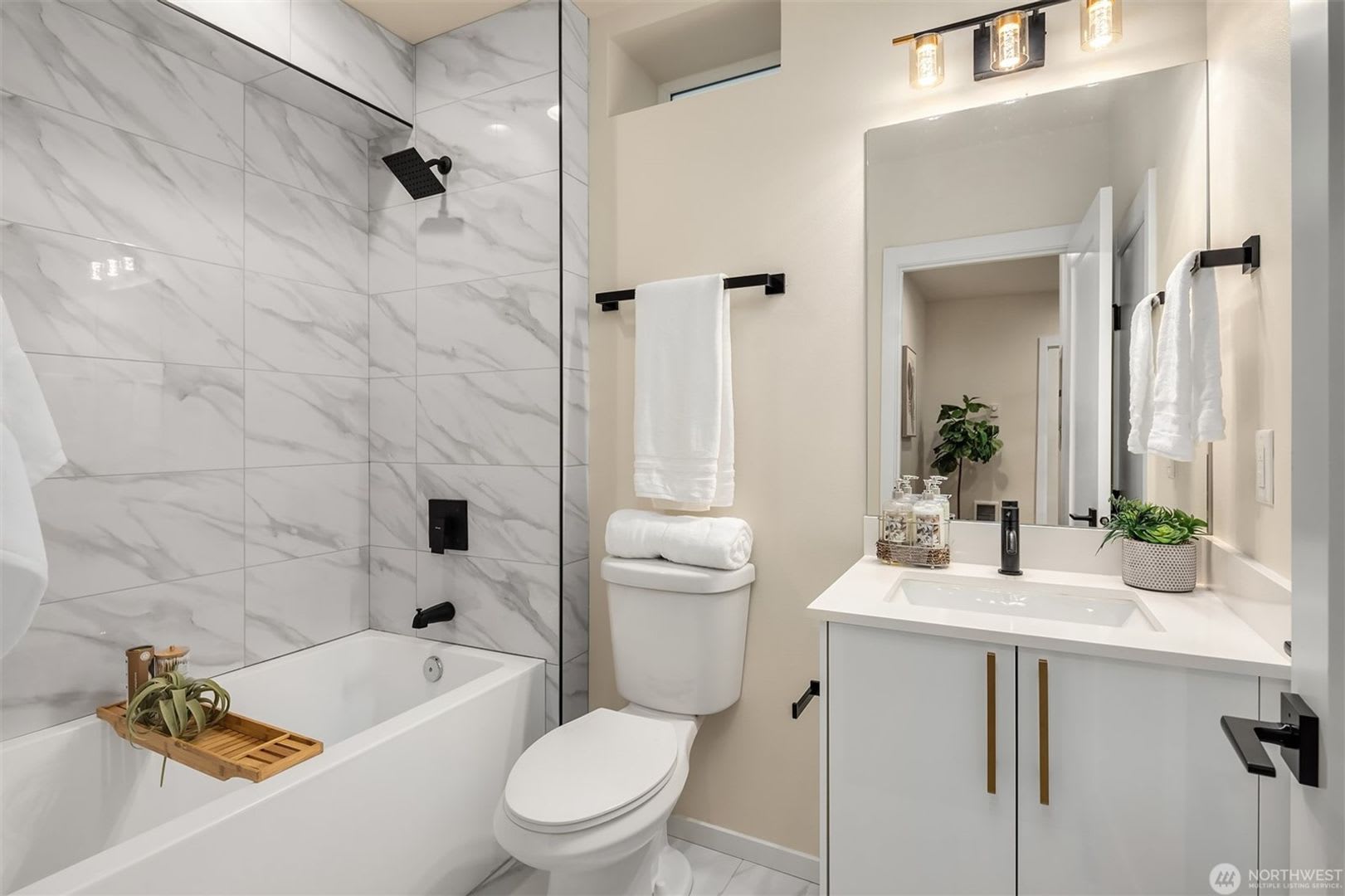 Elegant Ballard 2 year old townhome – photo 3