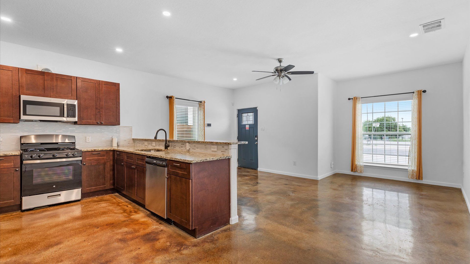 Modern Living Near Downtown San Antonio – photo 4