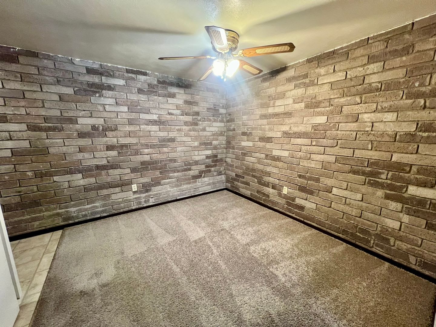 Cozy One Bedroom Apartment! Exposed Brick throughout & Laundry On-Site! Call Today! – photo 4