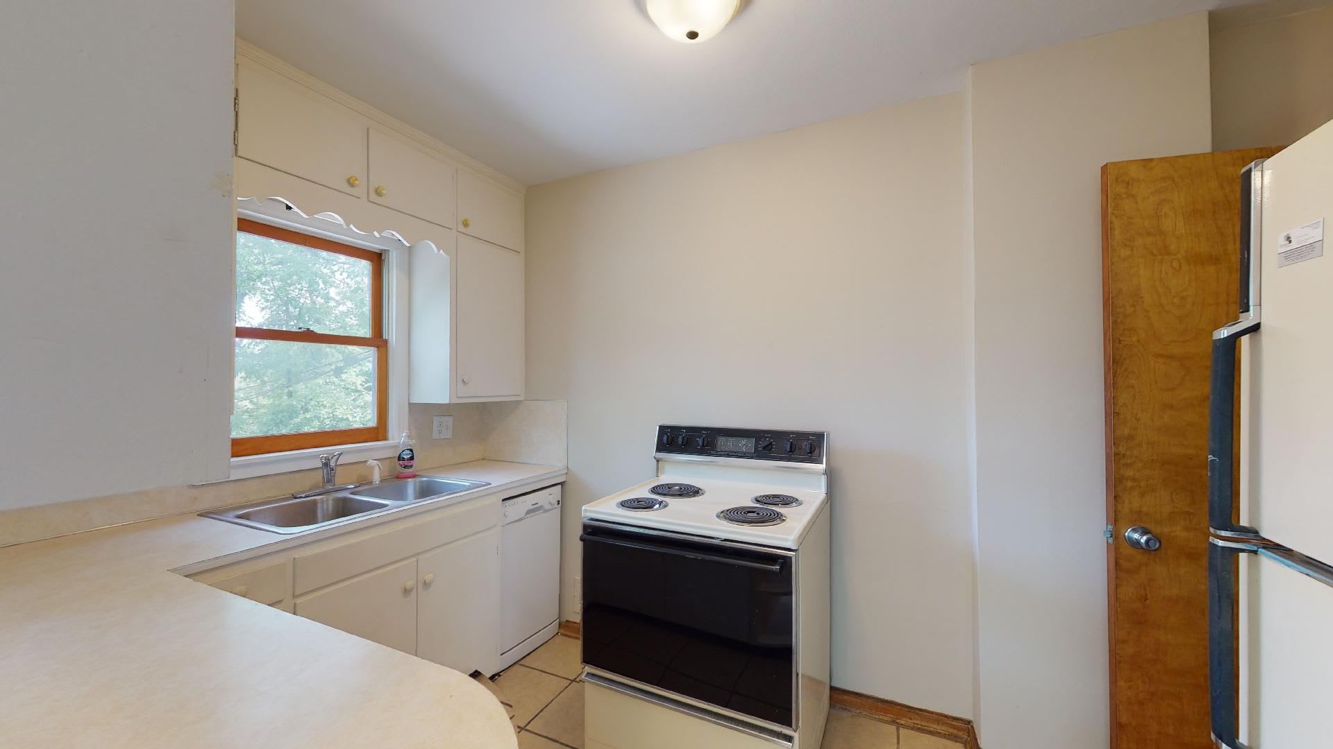 Walk to ISU • Washer/Dryer • 3 Large Bedrooms • Only $450/person * Available Immediately – photo 3