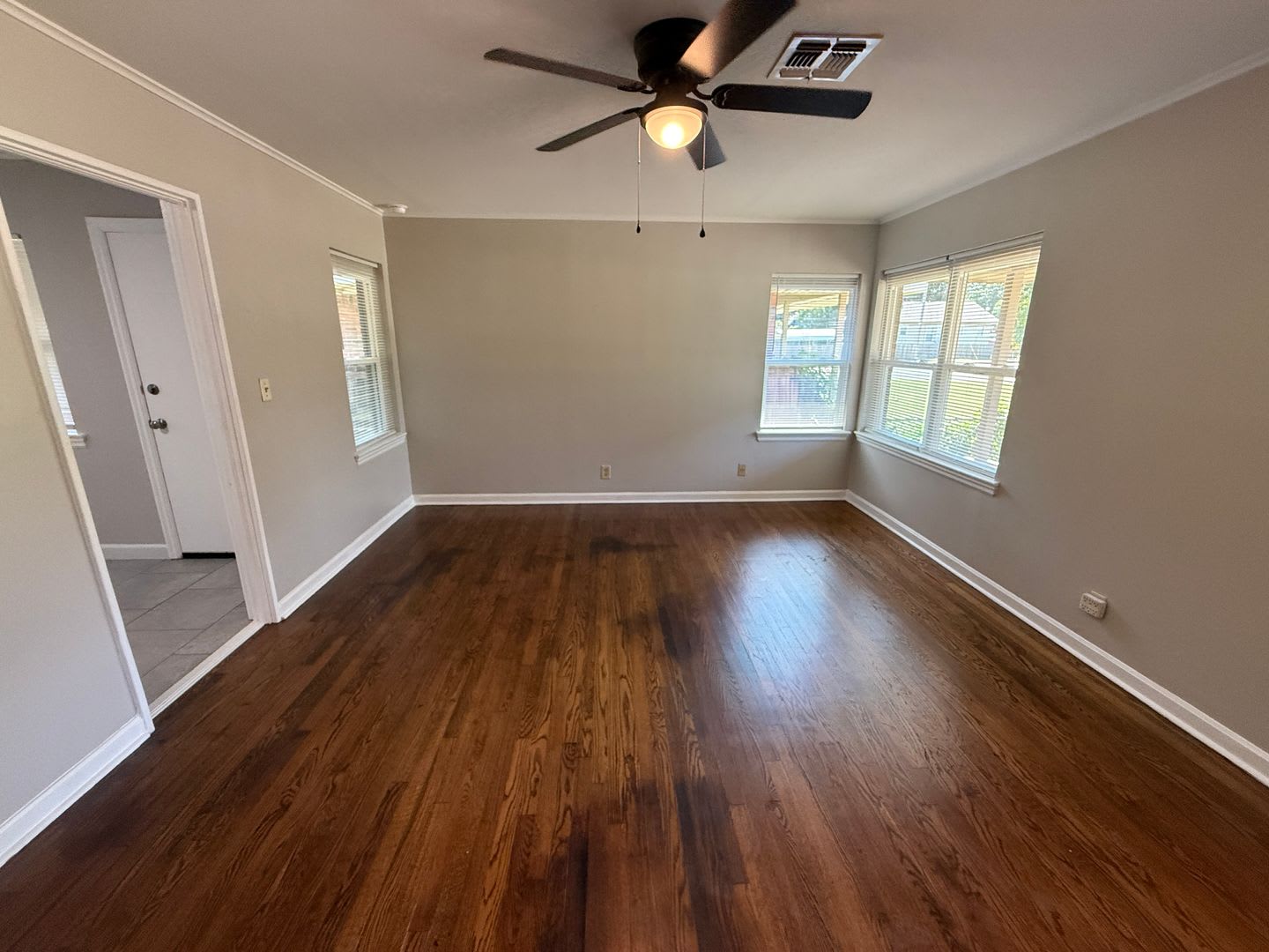 Near the University 2 bedroom Duplex With Private yard – photo 5