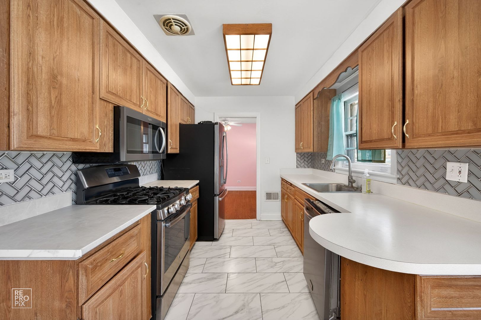 Gorgeous 3 Bedroom Home In Mount Prospect – photo 2