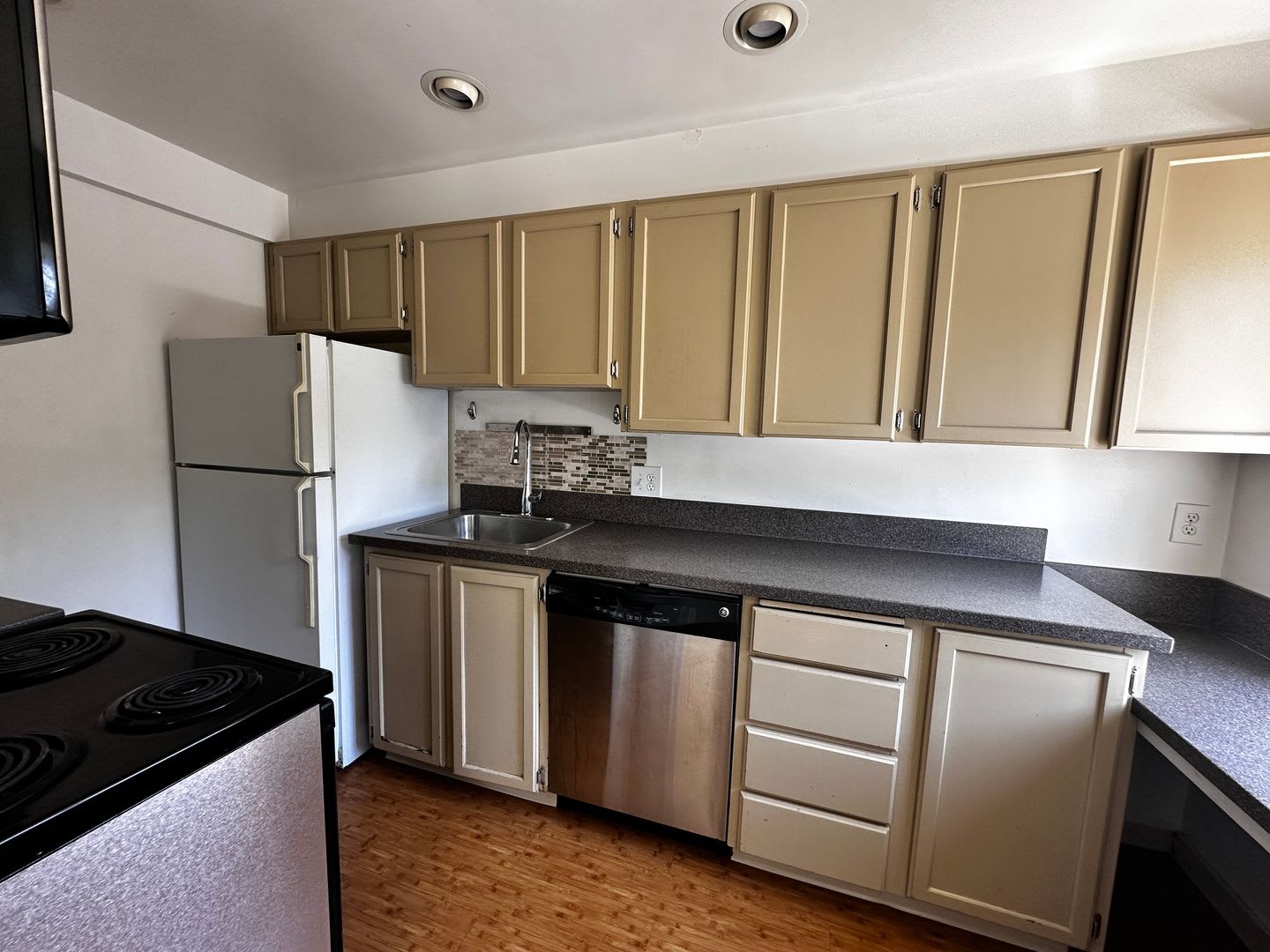 Cute and Cozy East Queen Anne Condo with 2 Bedrooms, 1 Bath and 1 Covered Parking Space – photo 4