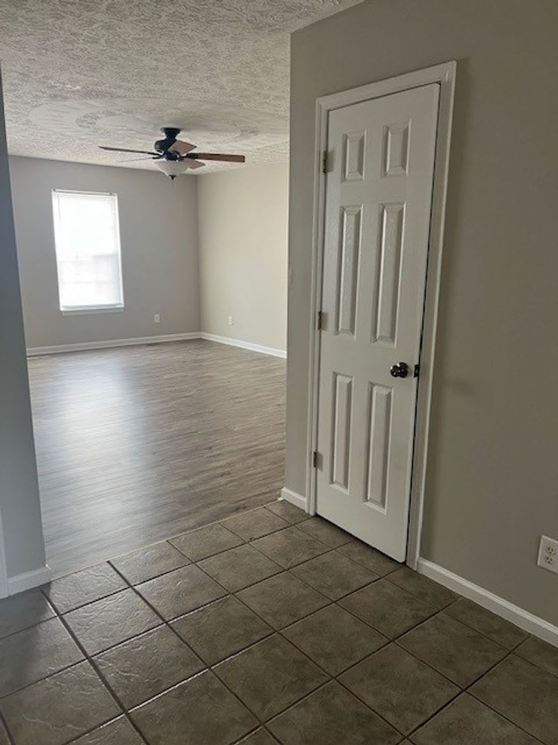 Spacious 2 Bedroom Townhouse With Garage – photo 4
