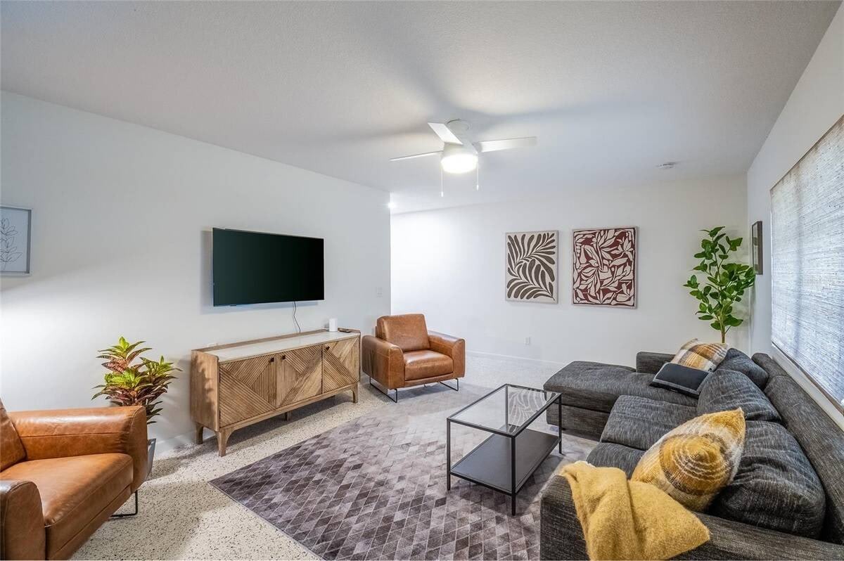 725 S Wilson Avenue – photo 2
