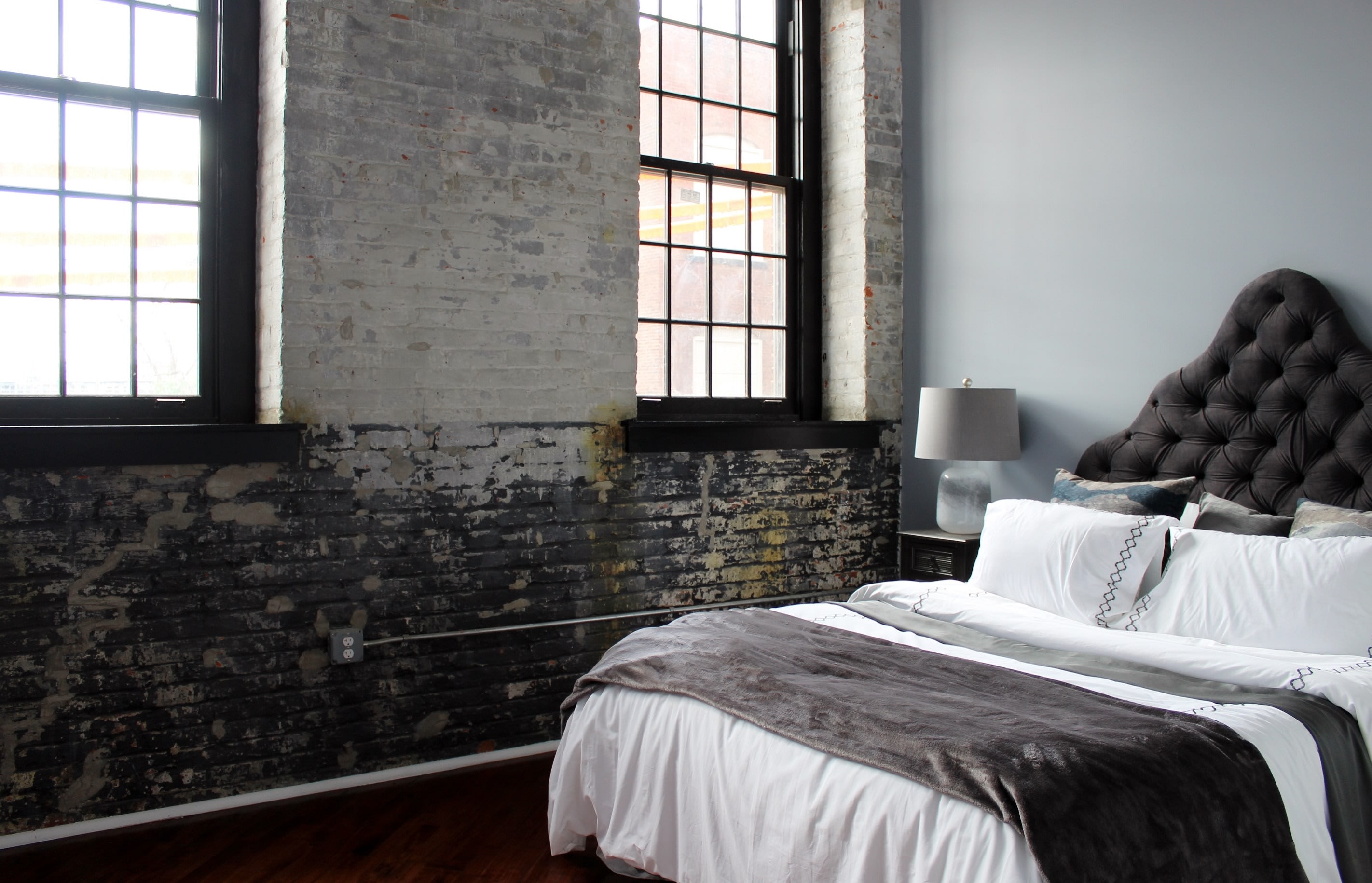 Classic 2 Br Rowhouse With Exposed Brick In Hunting Park – photo 4