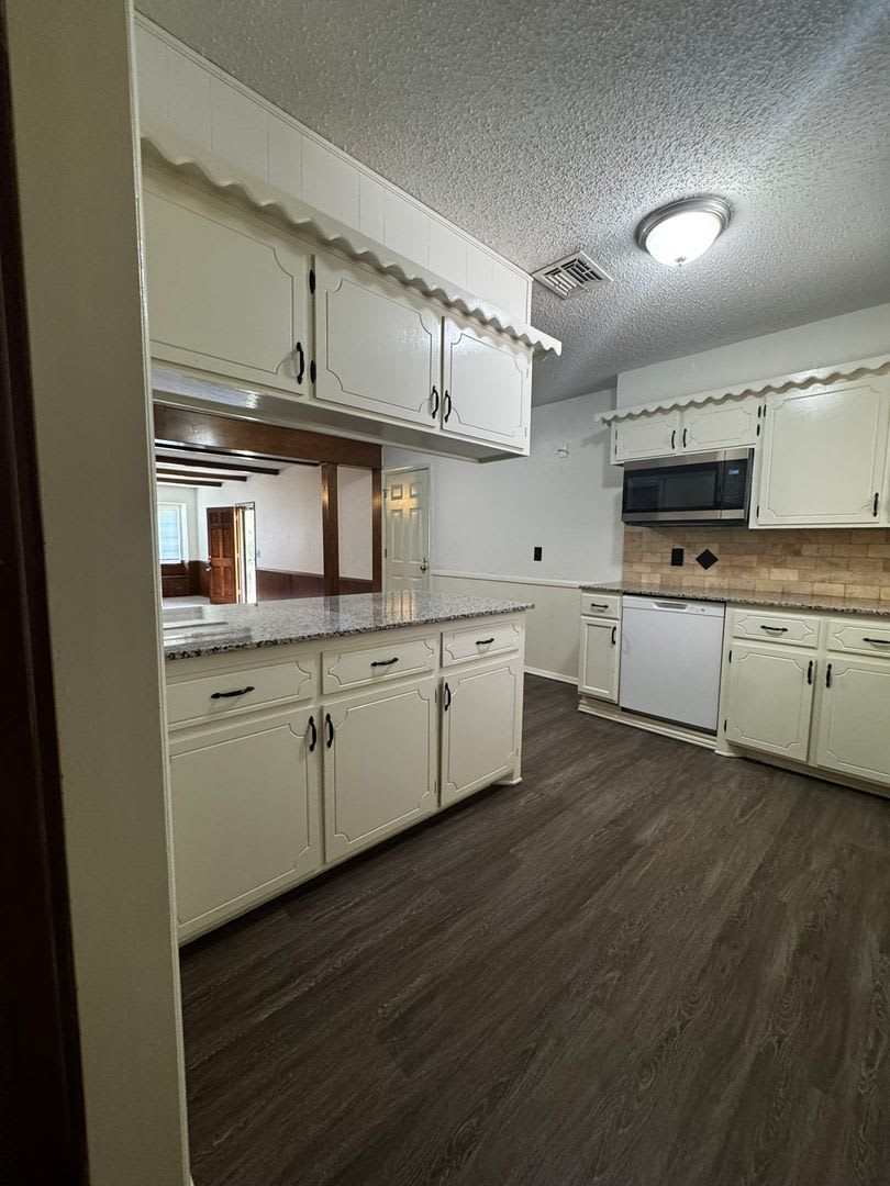 (3) Bed/(2) Bath with (2) Living Areas in MWC Avail NOW! – photo 5