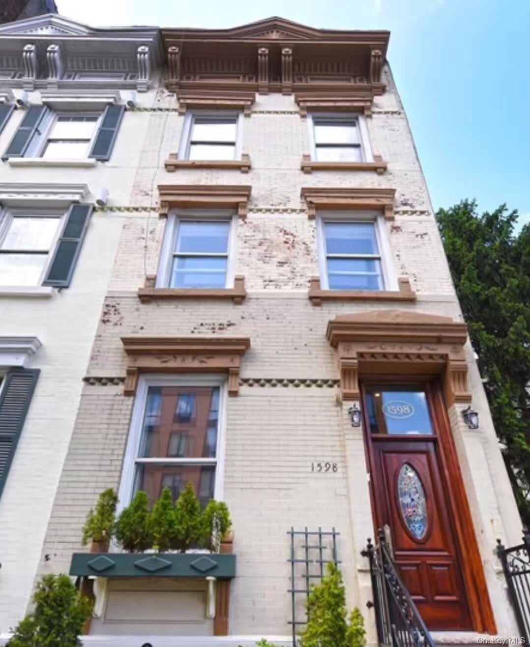 1598 Lexington Avenue – photo 1