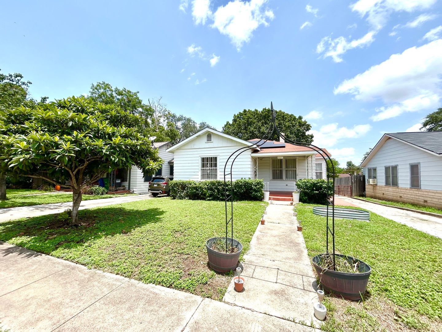 *MOVE IN SPECIAL* Charming 2BR Home with Solar Panels & Beautiful Wood Floors! – photo 2