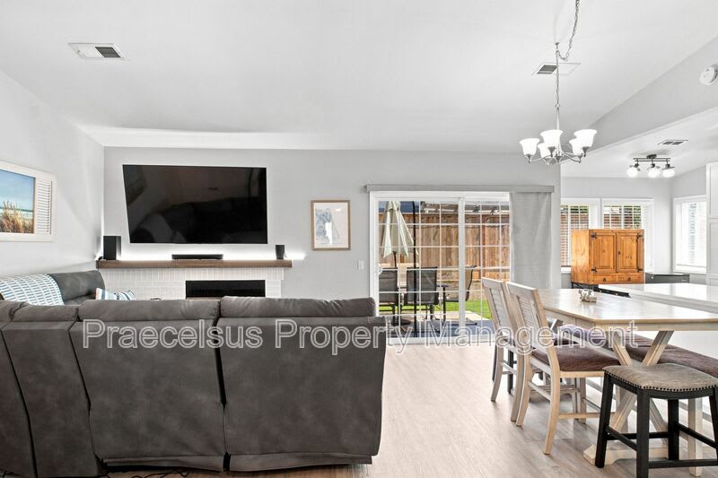 2039 Waterbury Drive – photo 5