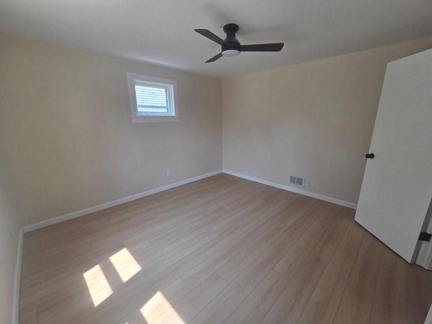 Spacious & Bright 4 BR Single-Family Home – Fully Renovated! – photo 5