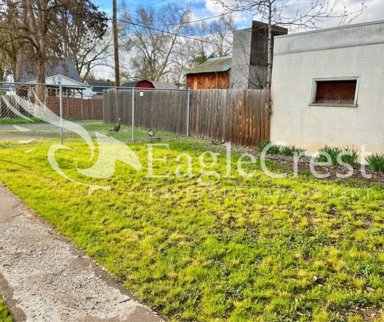Charming 3BR Home with Spacious Yard & Bonus Living Space! $200.00 OFF 2nd Month Rent!! – photo 4