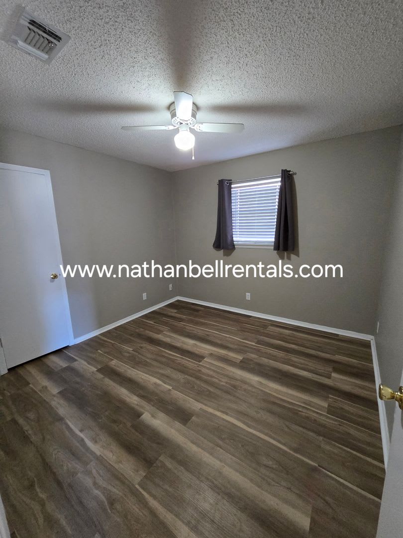 Single-Family Home: 3 Bed, 2 Bath – photo 5