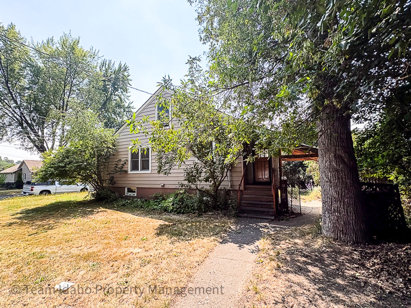 Darling Single Family Home on a Large Corner Lot – photo 3