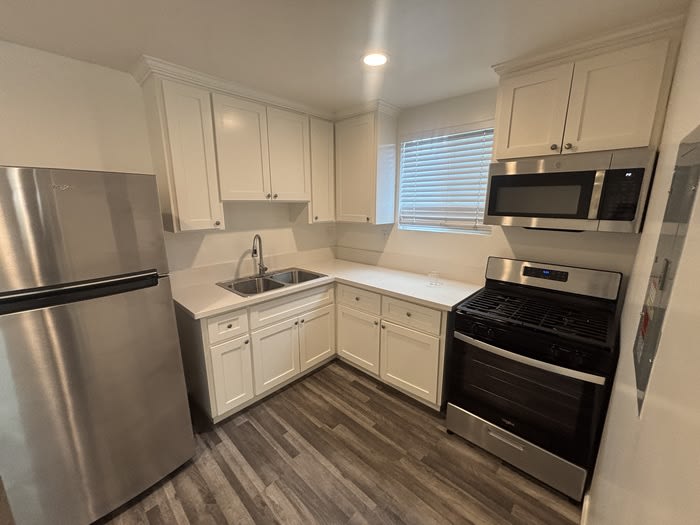 914 West 88Th Street – photo 1