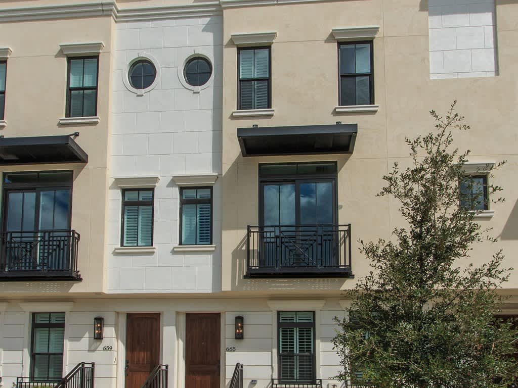 Chic Big City Inspired Brownstone – photo 2