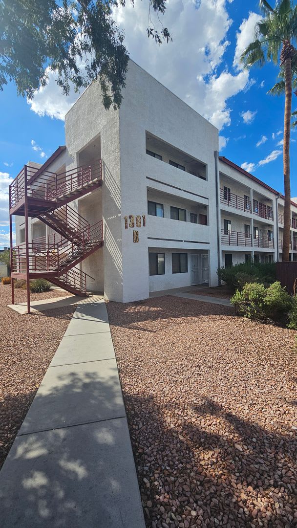 Bright 1-Bedroom Condo Near UNLV & The Strip – photo 1