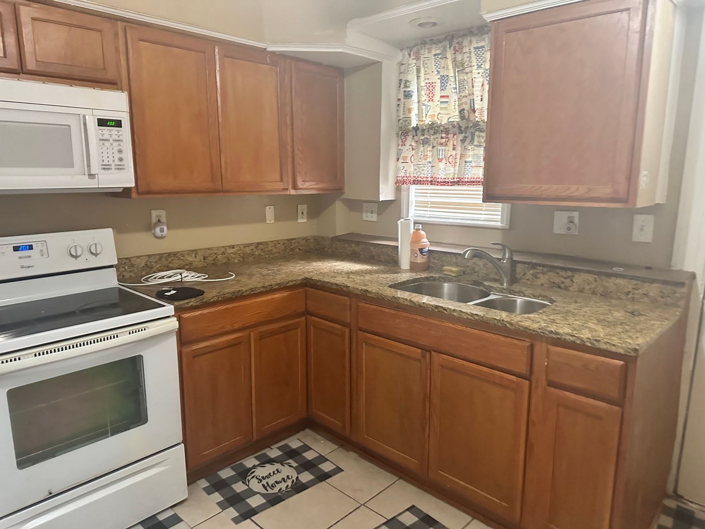 Spacious Home! Finished Basement! W/D! Available Now! – photo 4