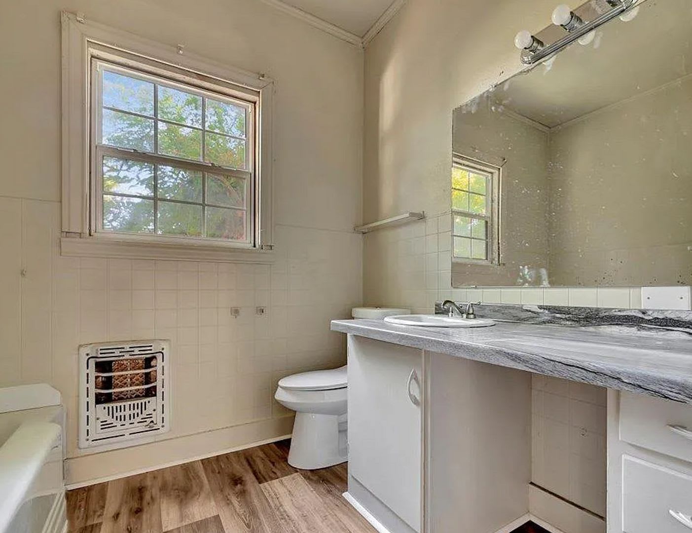 Cute 3 Bedroom 2 Bathroom Home! Available Now – photo 4