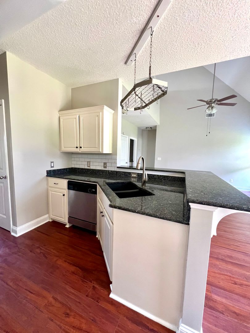 4 bed 2.5 bath home! – photo 5
