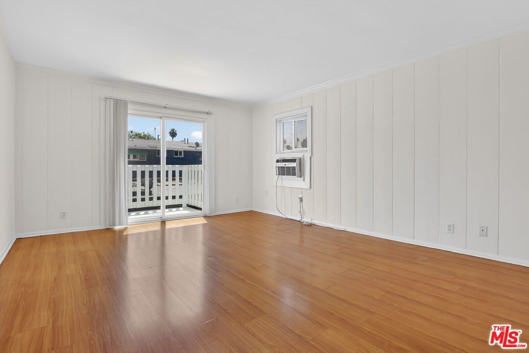 14721 Sylvan St – photo 2