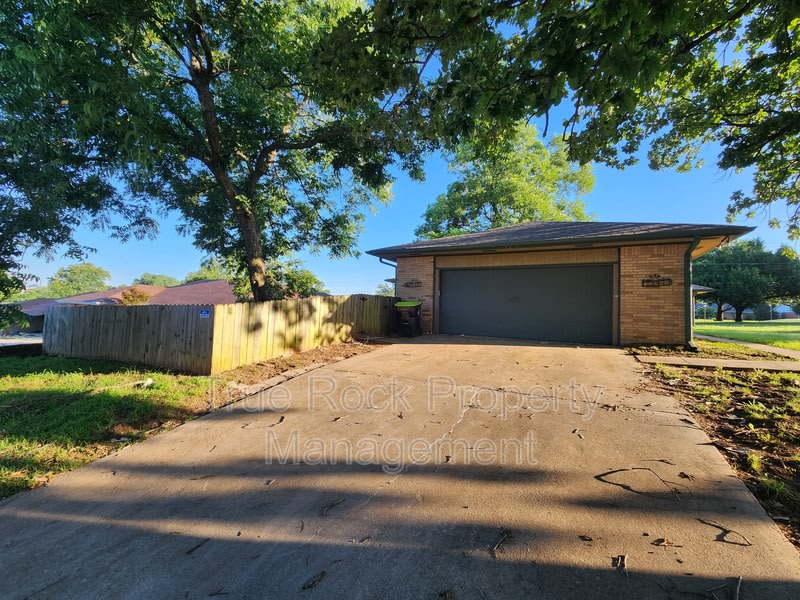 329 South Morrison Drive – photo 2