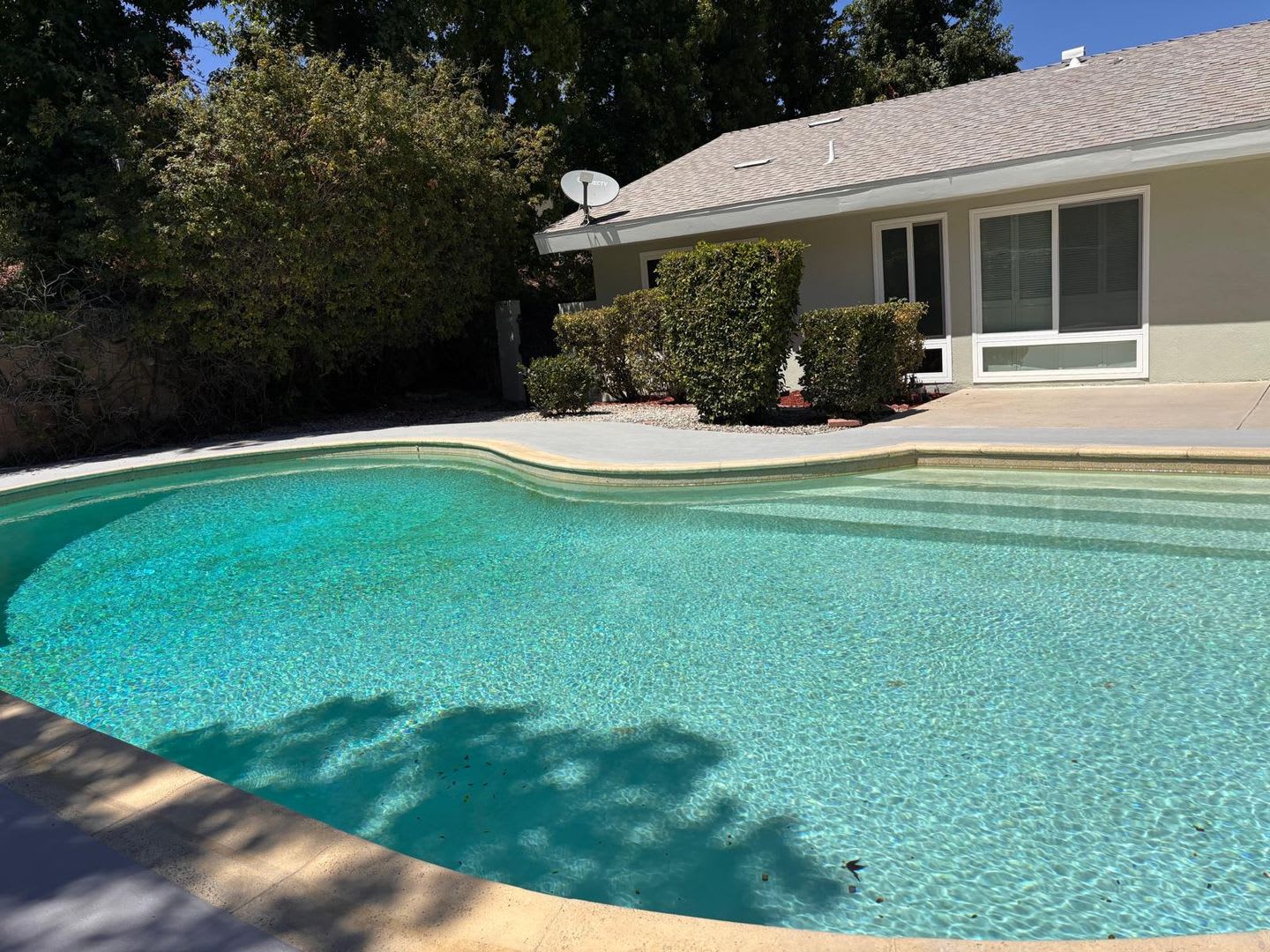 The Beautiful Home In Crestlawn Is Read For Lease – photo 4