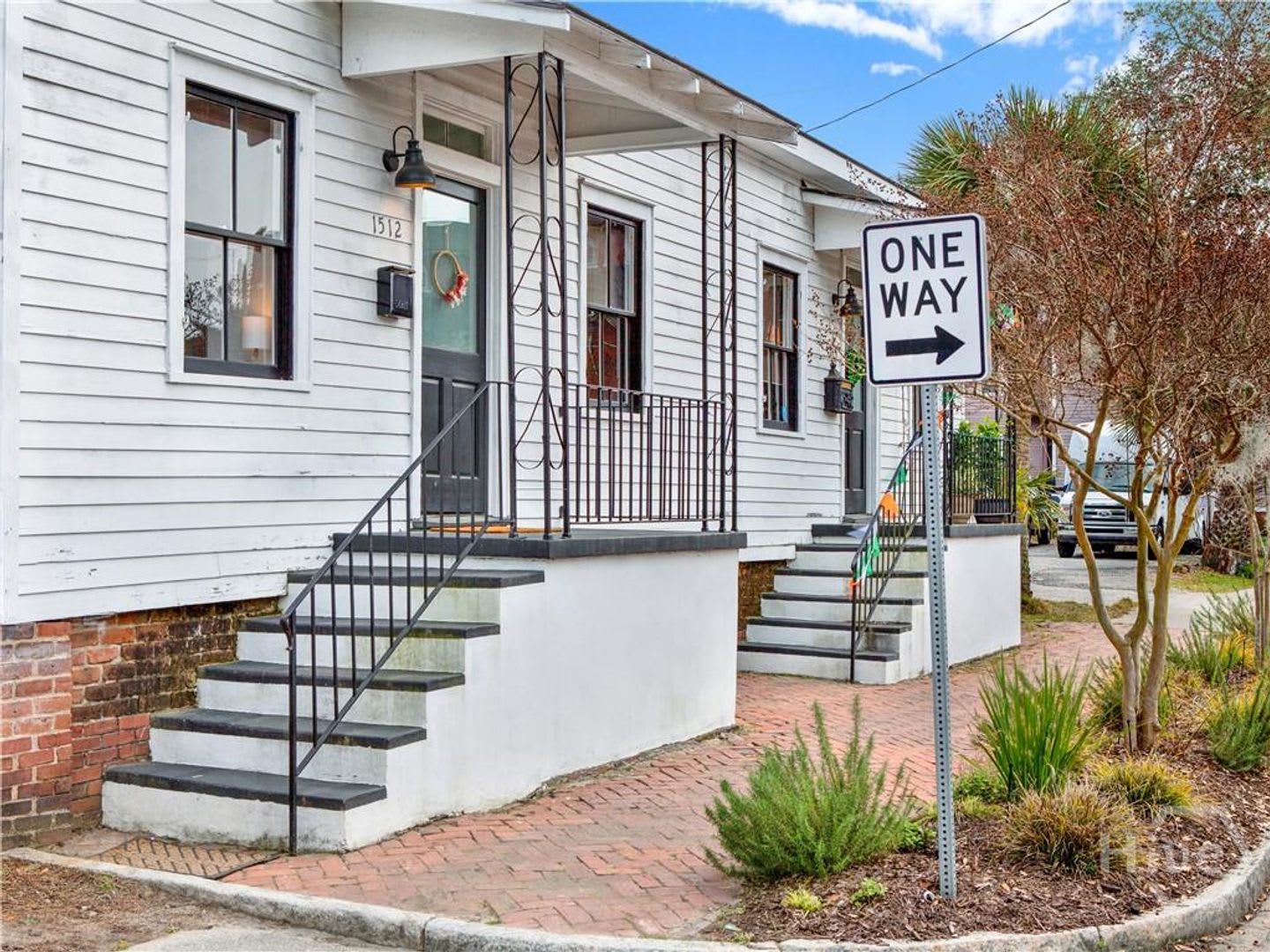 Charming Railroad-Style Townhouse Near Forsyth Park & Starland – photo 1