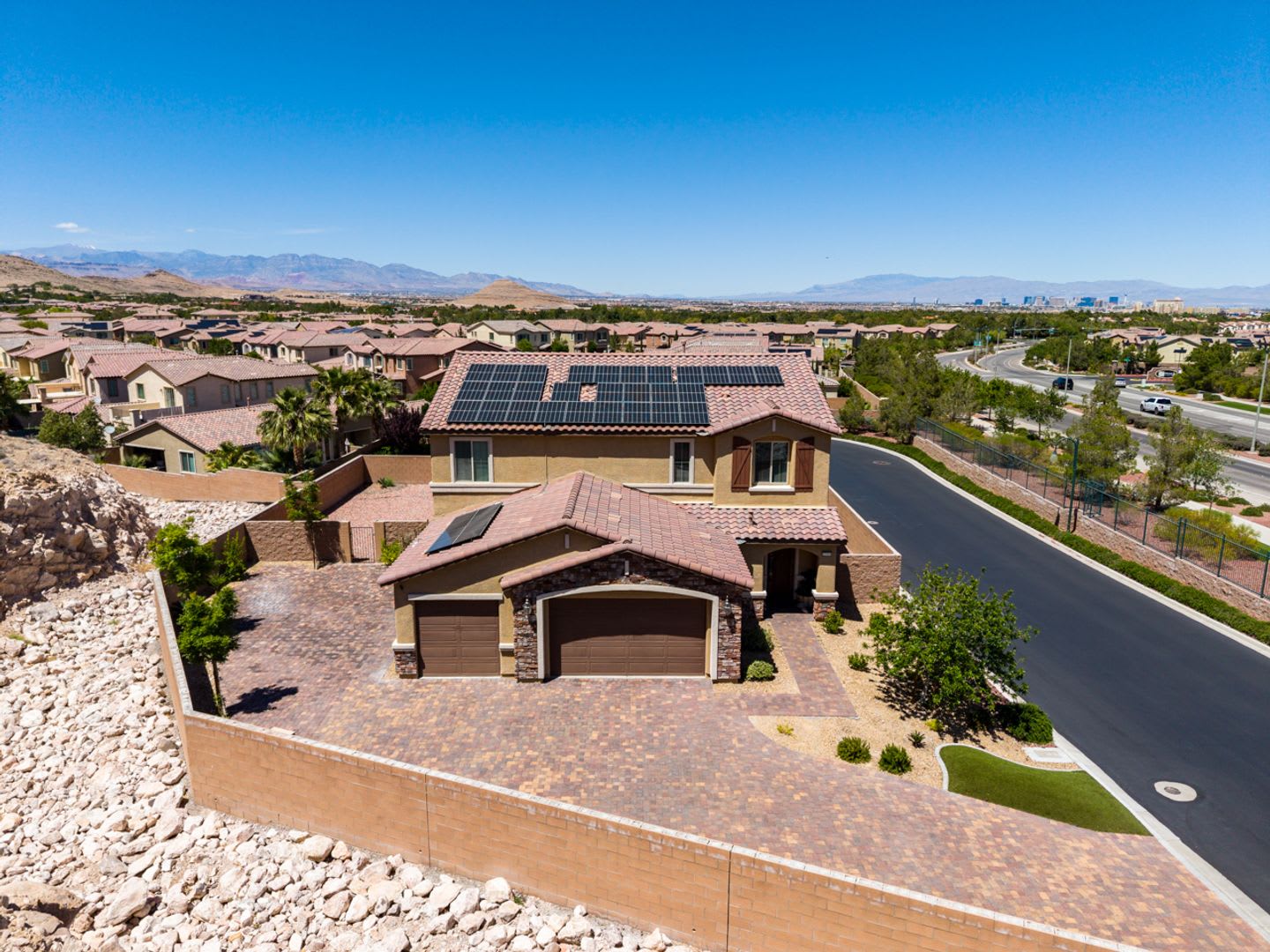 Beautiful Next-Gen Home with Private Entry Suite & Spacious Backyard * MOVE IN SPECIAL* – photo 3
