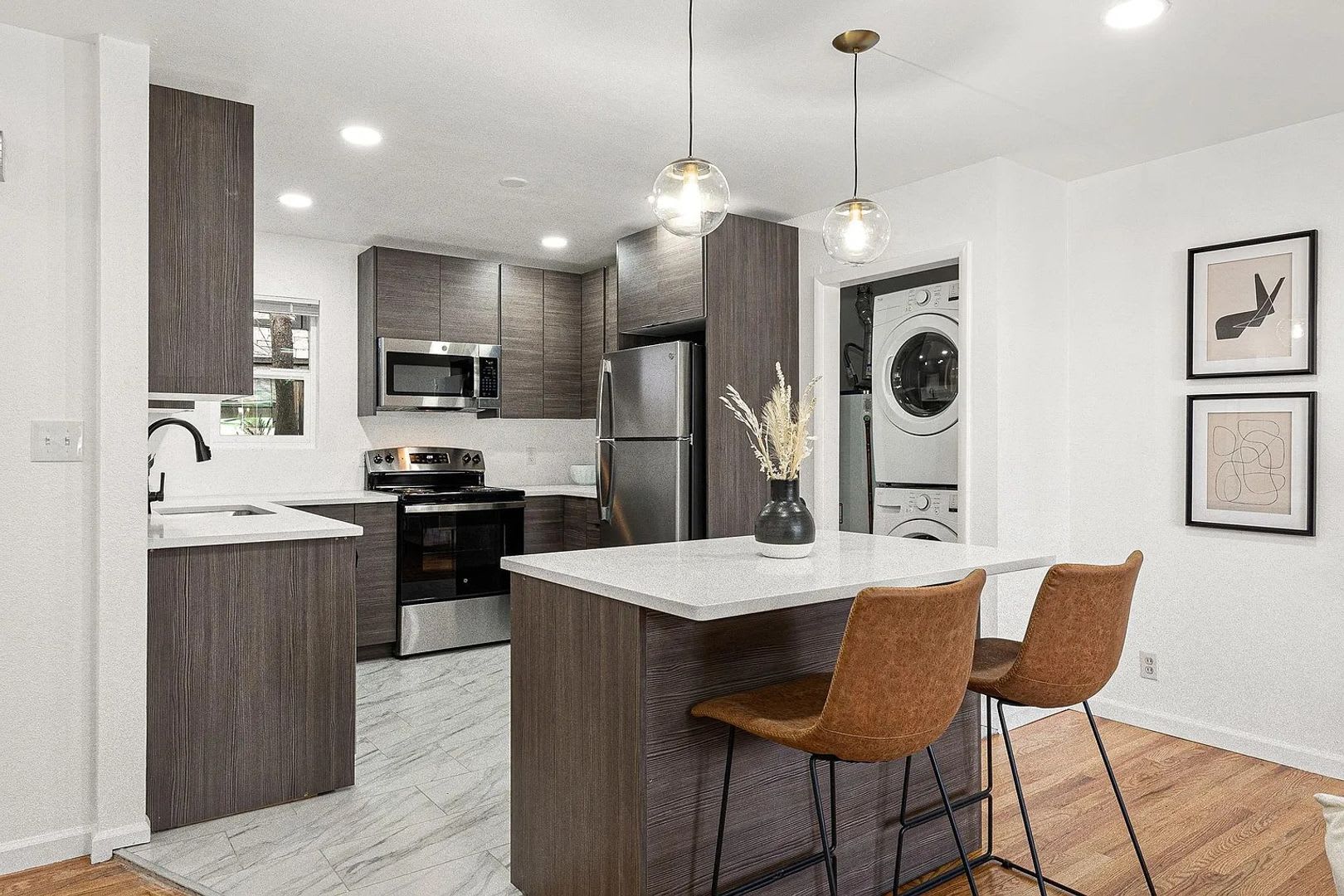Fully Updated 2 Bedroom – photo 3