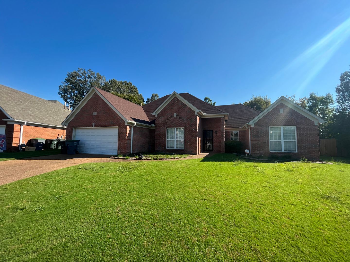 Fenced in back yard! Split bedroom floor plan! Pets are owner's approval, fees do apply. – photo 2