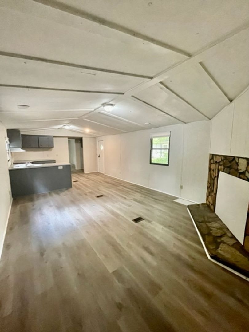 Adorable 2 bedroom 2 bath Moble Home located it Dallas – photo 4