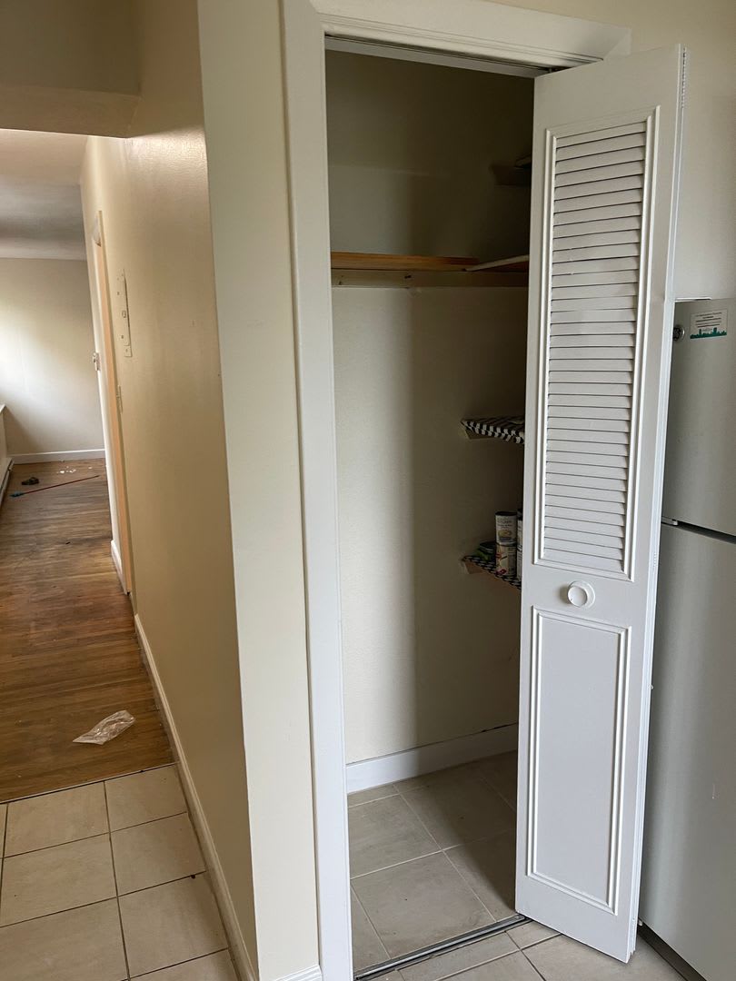 FREE MONTH Spacious Sunny 1 School building Conversion Utilities included NO Fee Students ok 1 Free month – photo 2