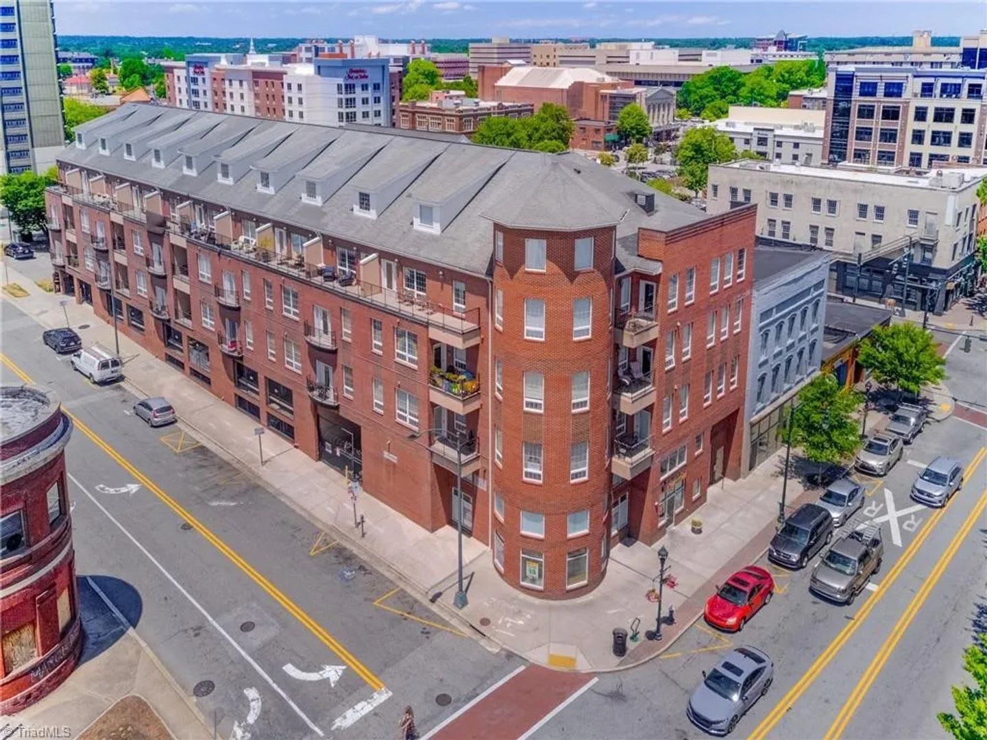 Spacious 2BR Apartment in the Heart of Downtown with Private Garage Parking – photo 1