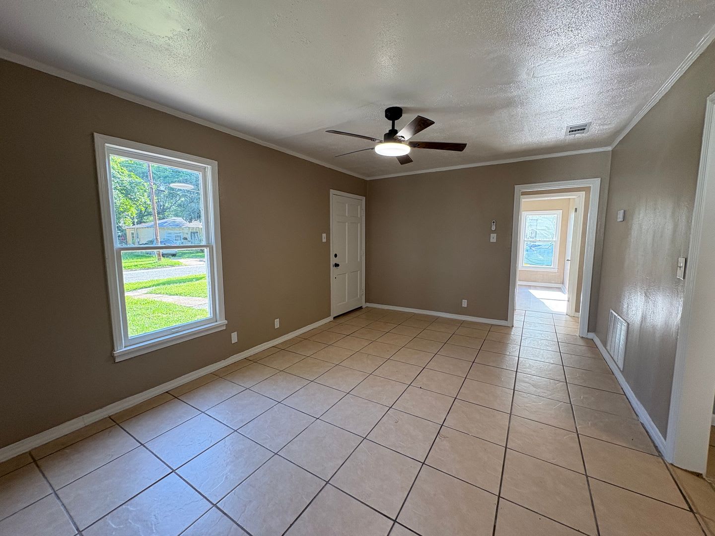Beautiful 3 Bedroom 1 Bath Fully Remodeled Home With Central Air Heat – photo 3