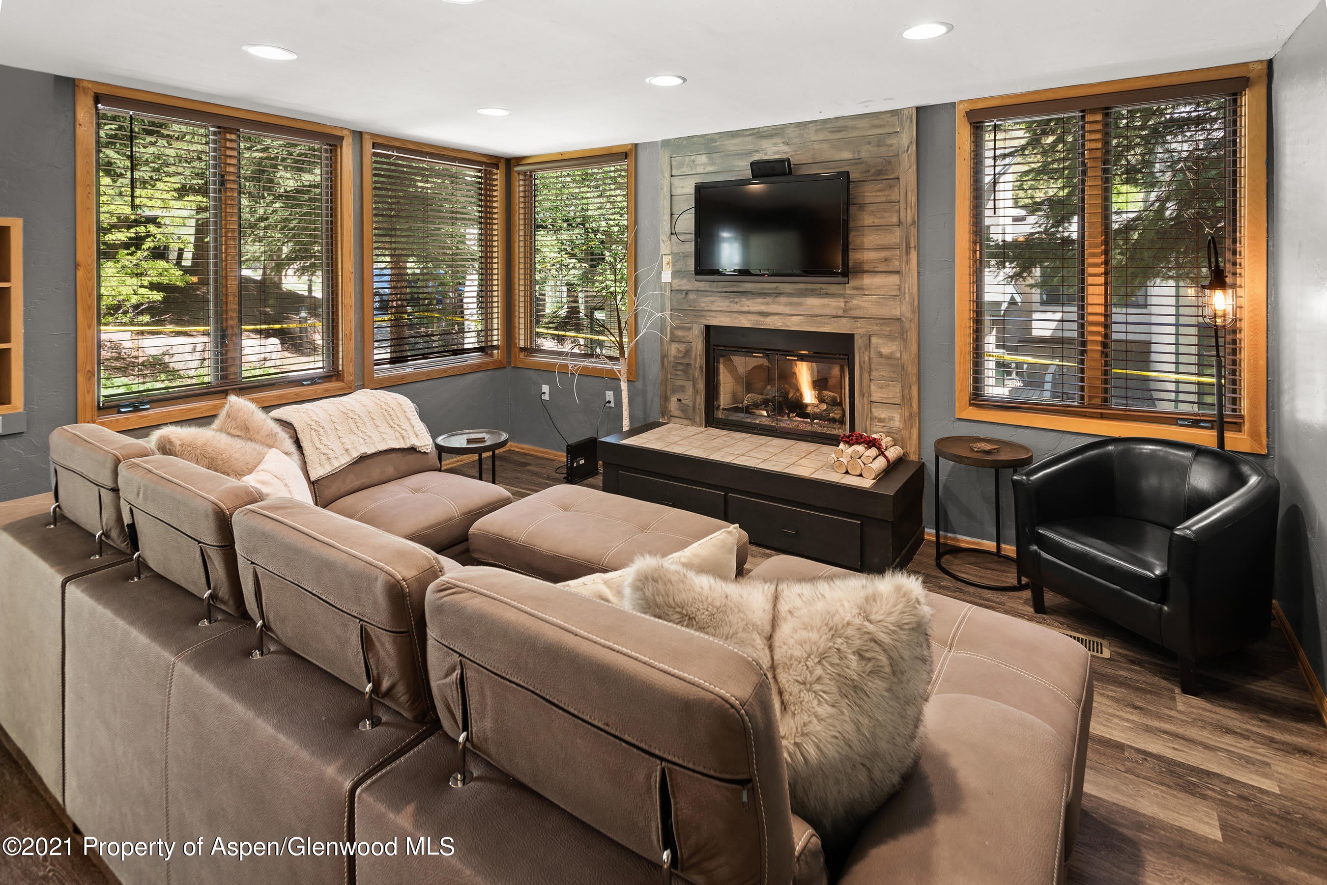 135 Carriage Way – photo 1