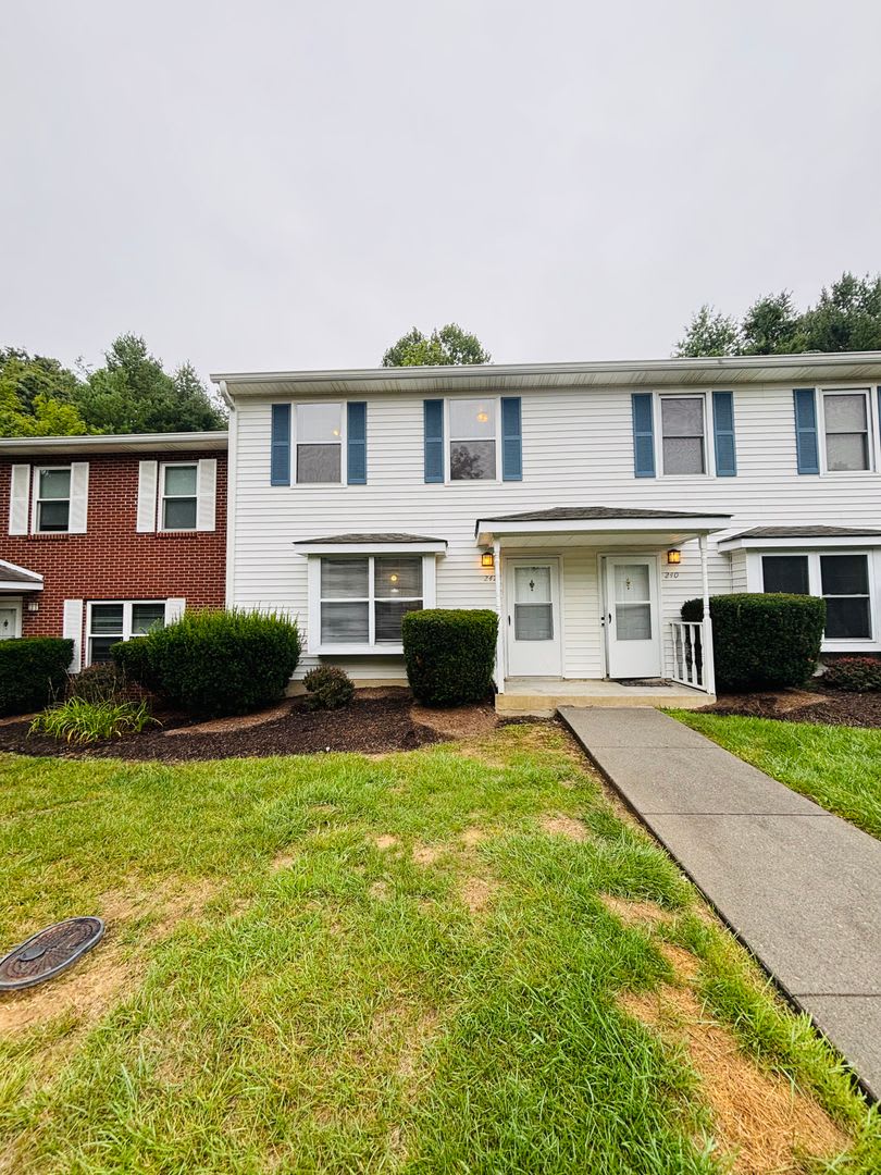 4 Bedroom 2.5 Bath Townhouse – photo 1