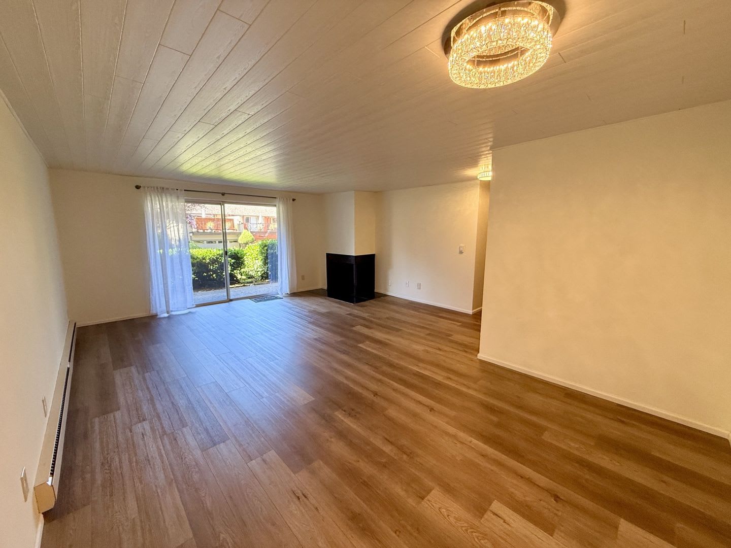 ***PENDING APPLICATION*** Beautiful 2-Bedroom, 2-Bath Condo in the Oakbrook Country Club Community – photo 4