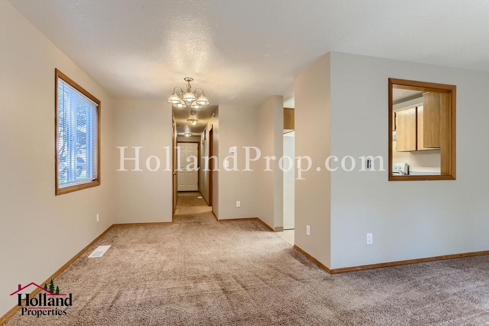 Lovely End unit of a triplex with garage – photo 4