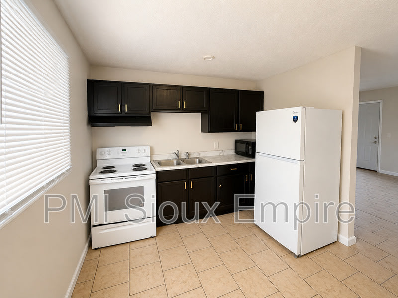 705 W 18th St – photo 1